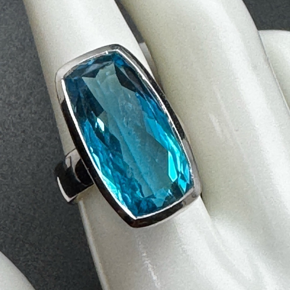 Elegant Blue Topaz and sterling Silver Ring - Picture 5 of 5